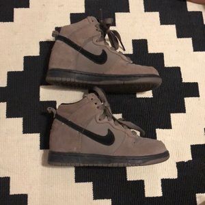 NIKE boys sz 11 high top sneakers